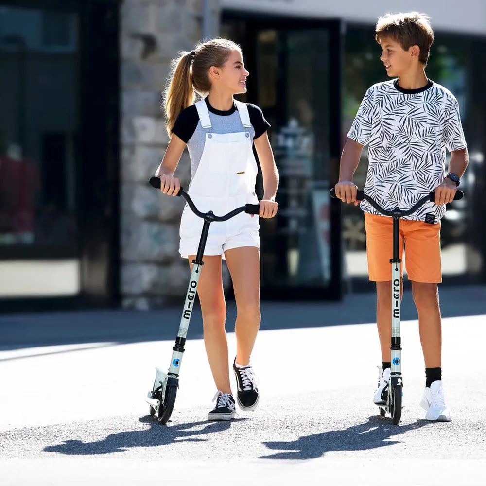 Micro - Speed Deluxe 滑板車 (9歲+)陶土灰【立即預訂! 7個工作日後出貨】